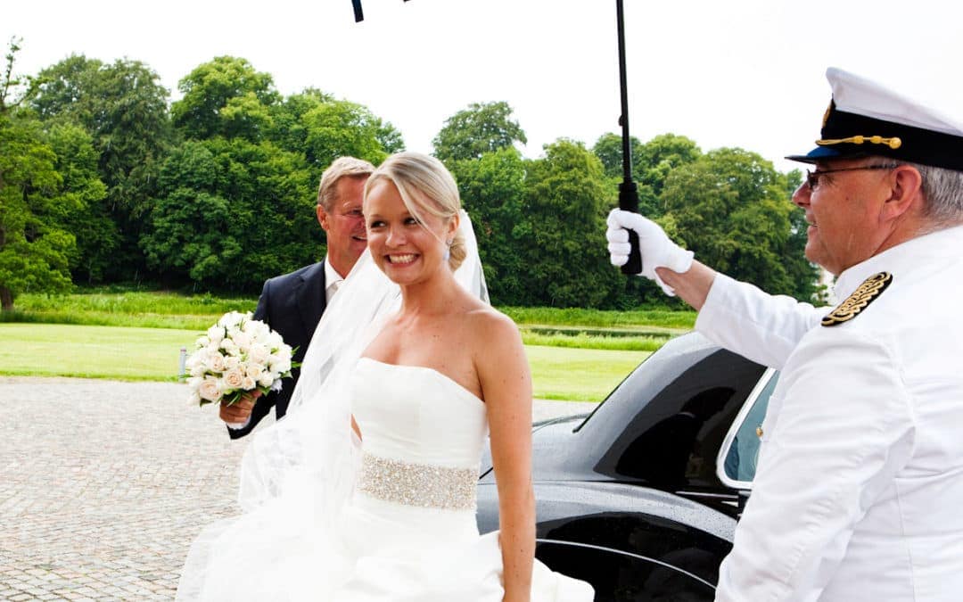 Bruden ankommer – Bryllup Hørsholm Kirke