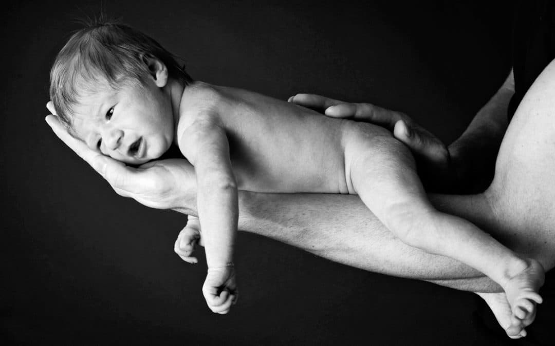 Nyfødt på armen – fotografering af 6 dage gamme baby