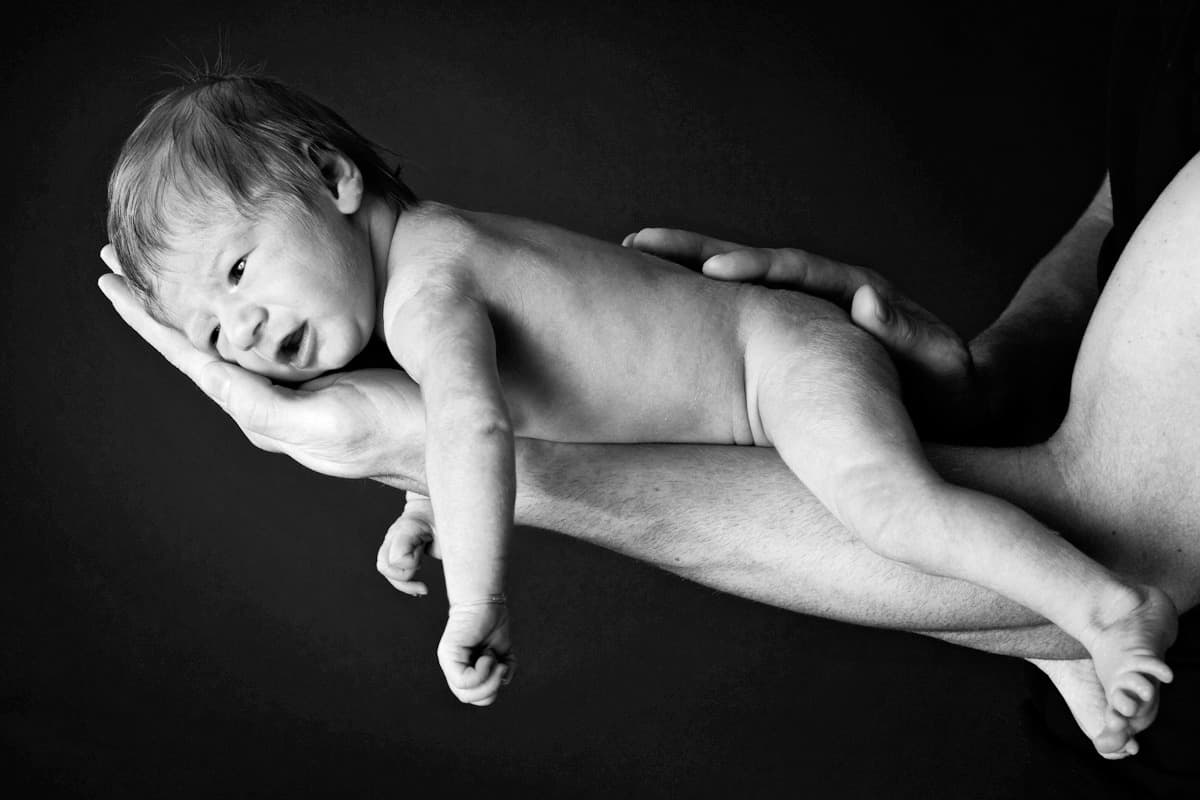Nyfødt på armen - fotografering af 6 dage gamme baby