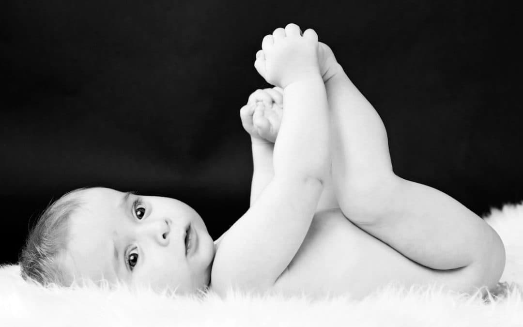 Baby på lammeskind – Fotograf Hellerup