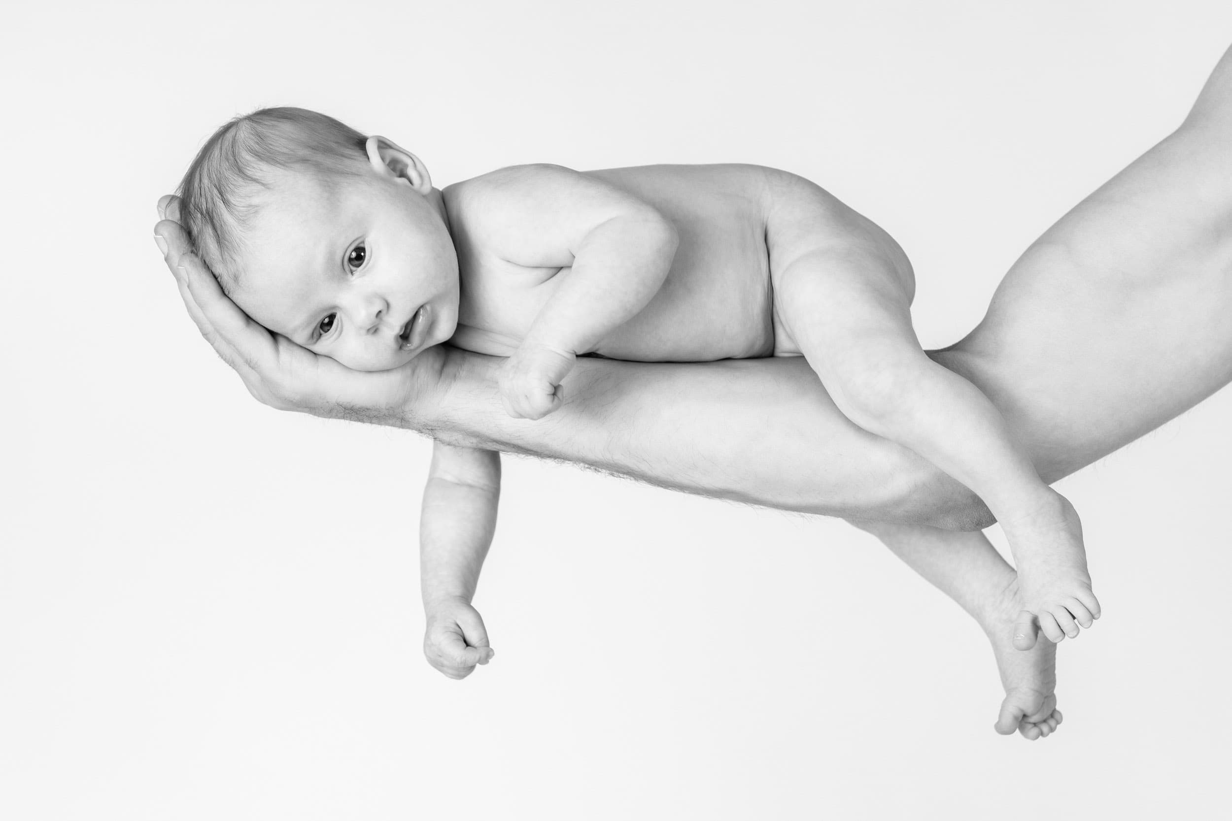 Baby ligger på arm - i sort/hvid